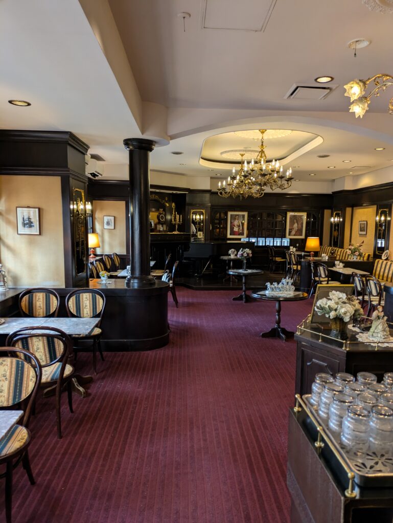 青森シュトラウス内装　飲食スペース　カフェの中