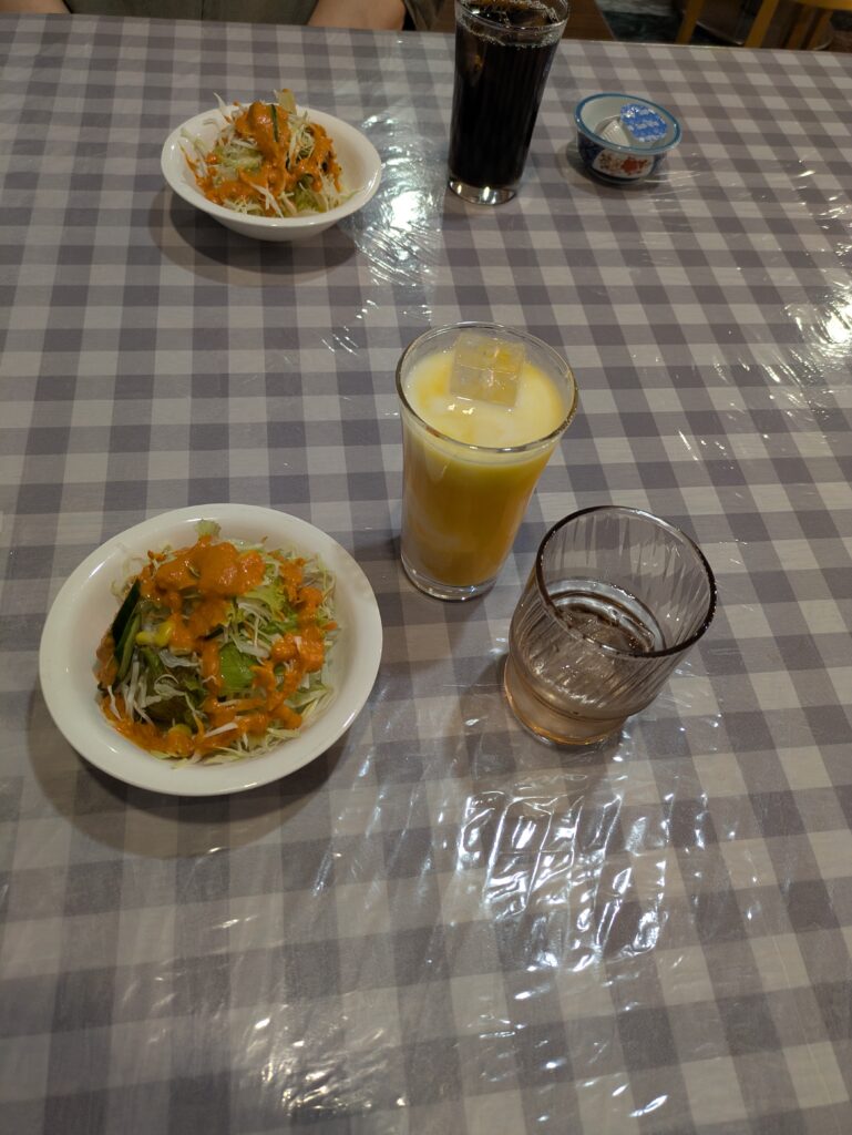 ハヴェリキッチンのサラダとラッシー（青森市サンロード）