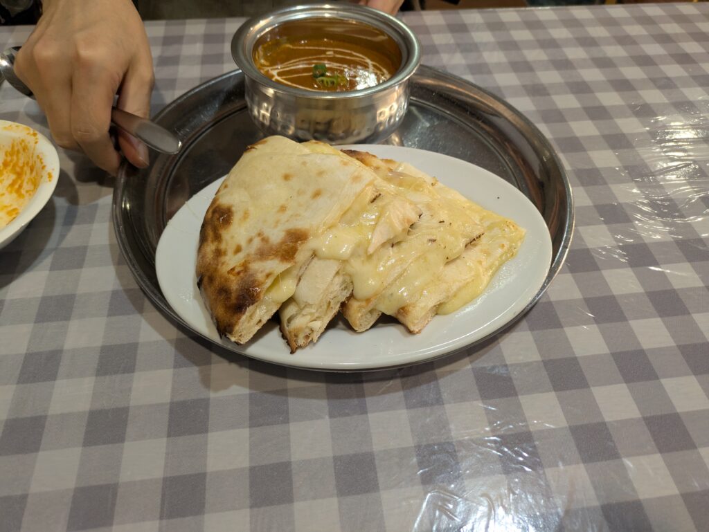 ハヴェリキッチンのチーズナン（青森市サンロード）