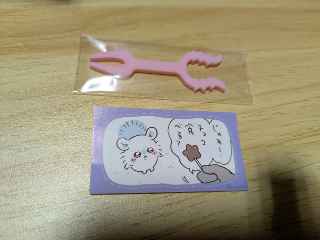 ちいかわのさすまたピックとモモンガのステッカー