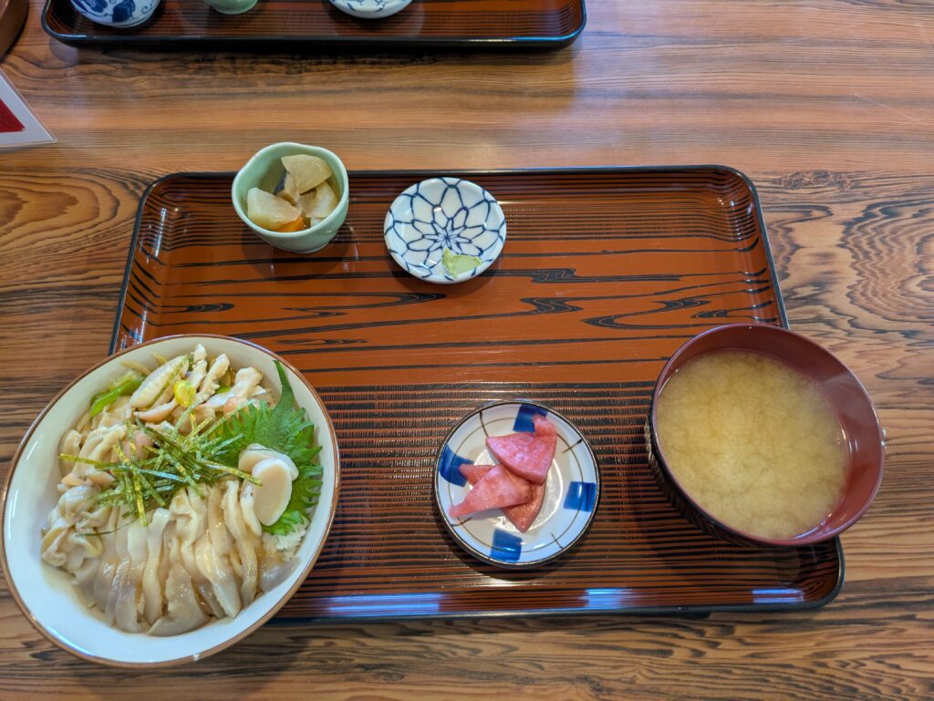 三沢のきらく亭のホッキ丼