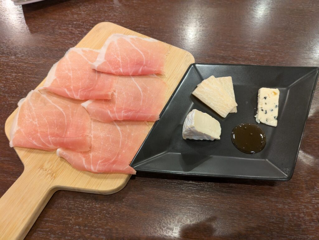 ガレッテリアダサスィーノ　生ハムとチーズ盛り合わせ