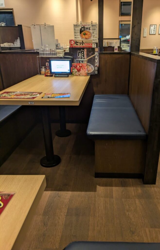 丸源ラーメン　店内