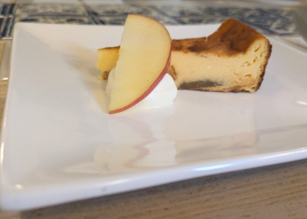 りんごのバスクチーズケーキ