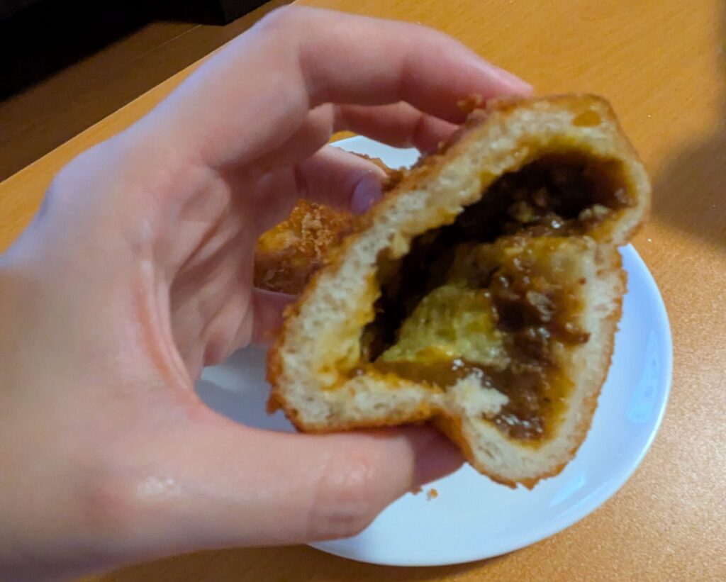 ペンギンベーカリー　カレーパン　断面